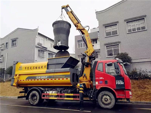 程力壓垃廠新上市的地埋式吊裝移動壓縮垃圾清運車及配套裝備，完美解決社區(qū)及垃圾堆放點臟亂差和老鼠、蒼蠅、污水橫流的垃圾儲存老大難頑疾；該車最新上市并召開了產(chǎn)品推薦會，深受用戶喜愛。