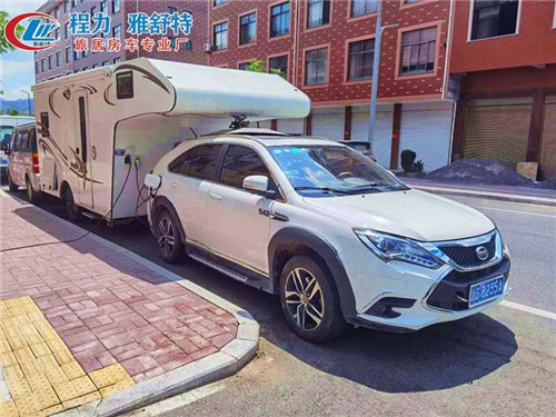 背馱式拖掛房車(chē)圖片