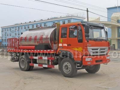 國四重汽牌瀝青灑布車